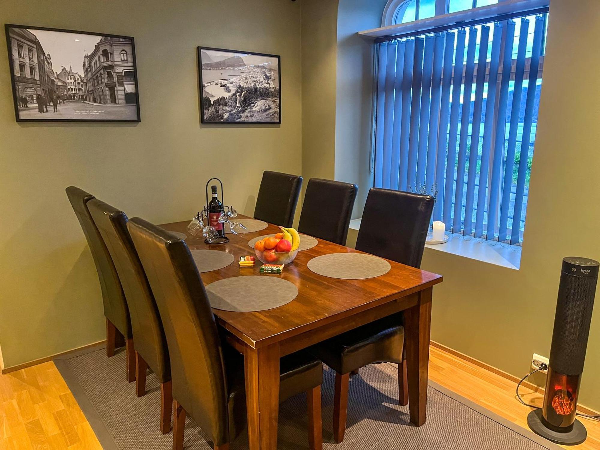 Two-Bedroom City Apartment With Fire Place, Free Parking And Fjordview Terrace - Calm And Central Ålesund Exterior photo