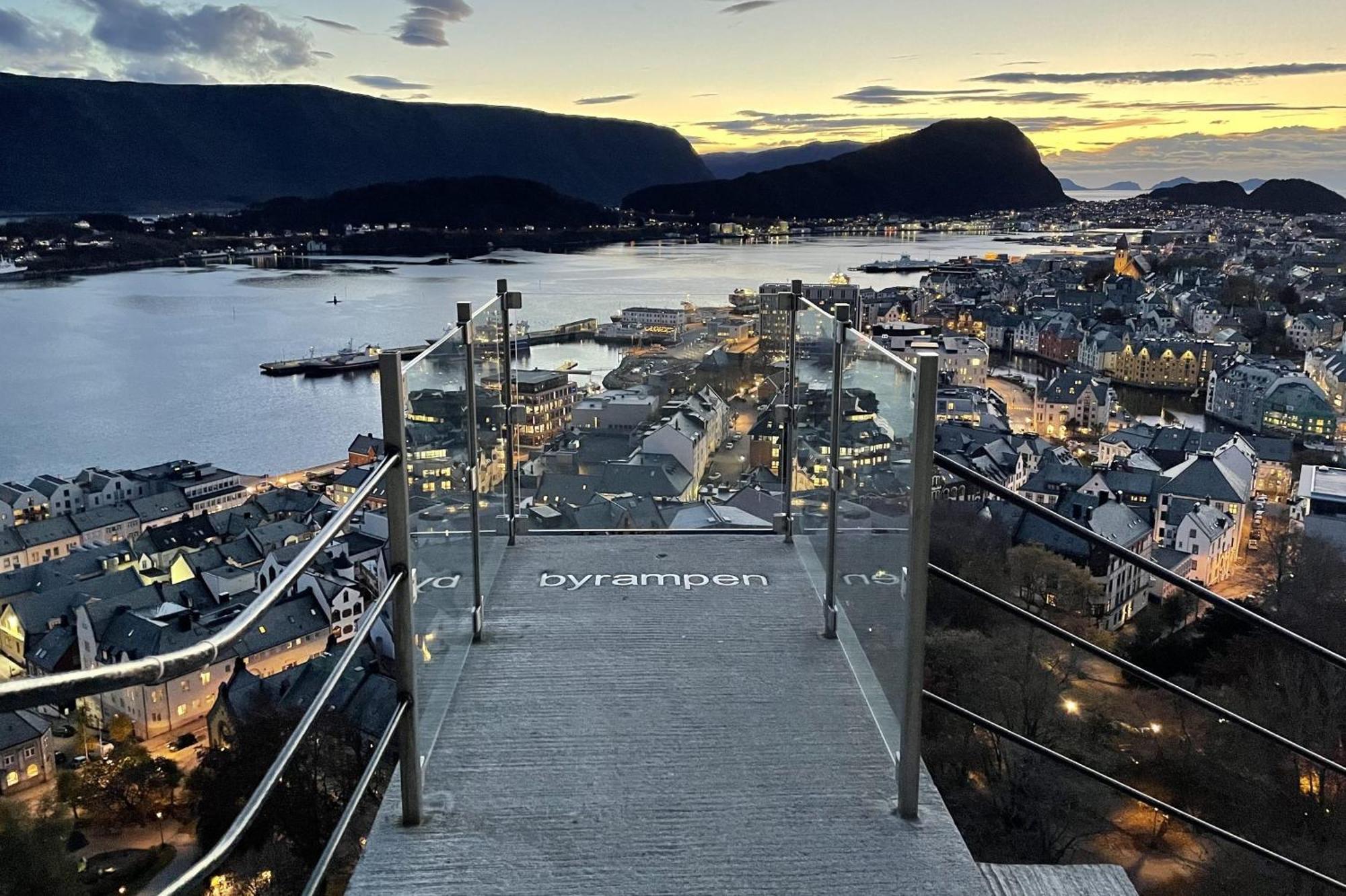 Two-Bedroom City Apartment With Fire Place, Free Parking And Fjordview Terrace - Calm And Central Ålesund Exterior photo