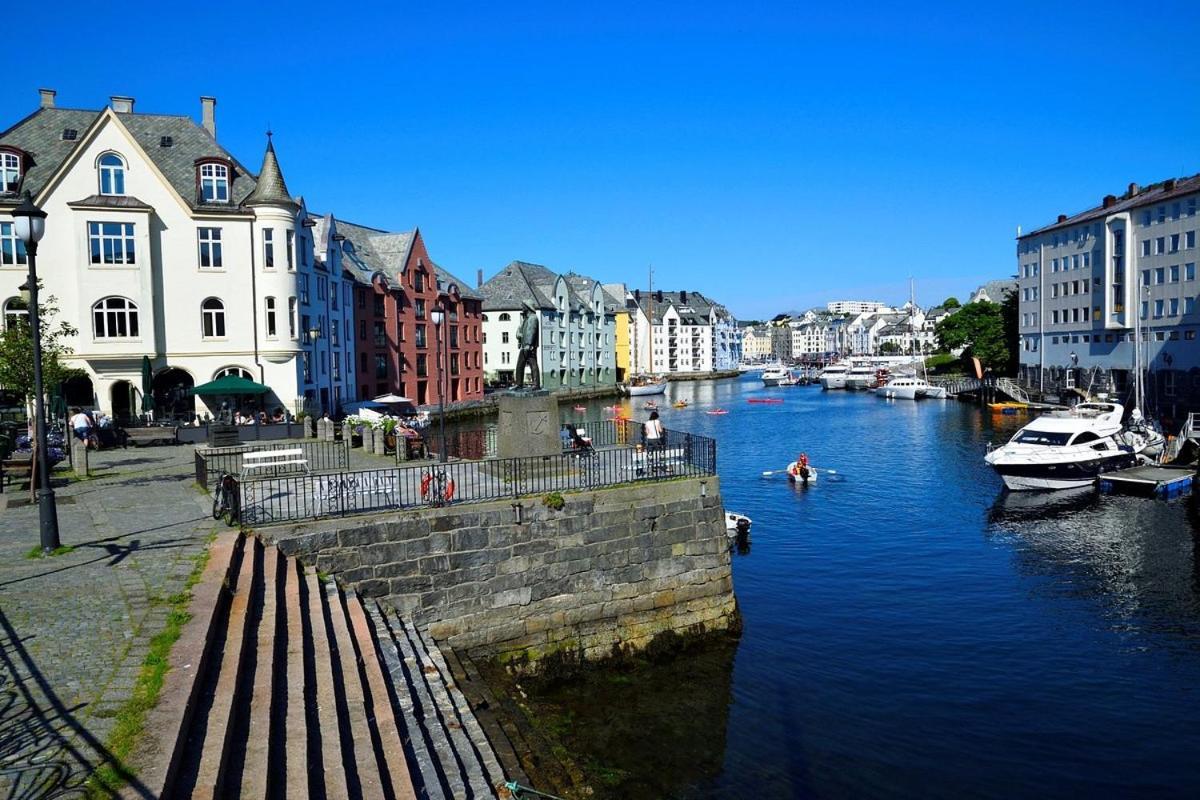 Two-Bedroom City Apartment With Fire Place, Free Parking And Fjordview Terrace - Calm And Central Ålesund Exterior photo