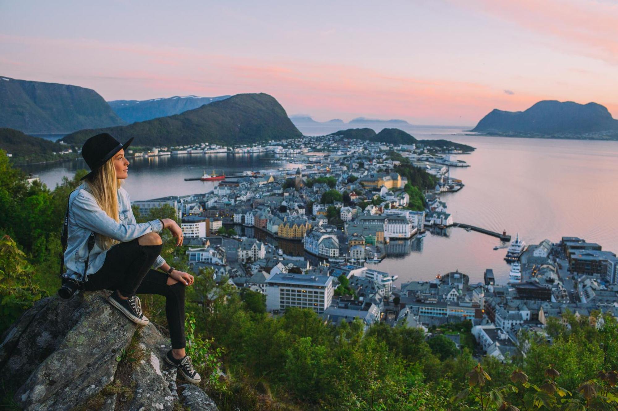 Two-Bedroom City Apartment With Fire Place, Free Parking And Fjordview Terrace - Calm And Central Ålesund Exterior photo